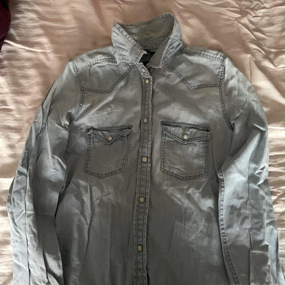 AEO Light Wash Denim Button Up Shirt in S/M - Picture 2 of 3